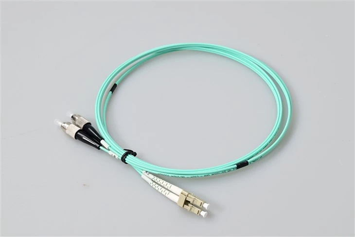 Kabel Patch Duplex Multimode LC UPC ke FC UPC OM3 – G657A1 Tidak Sensitif terhadap Tekuk, Min 10mm. Radius Tekuk, LSZH 2,0 mm