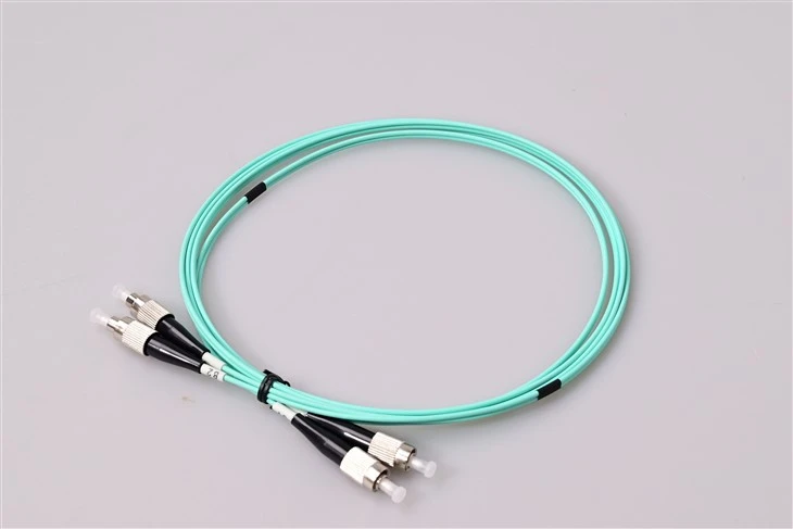 FC UPC ke FC UPC OM3 Multimode Simplex Patch Cord dengan Rumah Logam Berulir