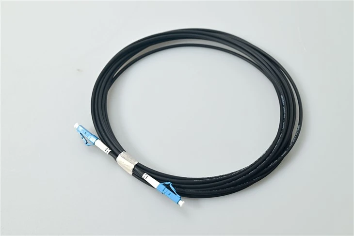 LC UPC Simplex Black Singlemode Fiber Patch Cable untuk Koneksi SFF{0}}Densitas Tinggi